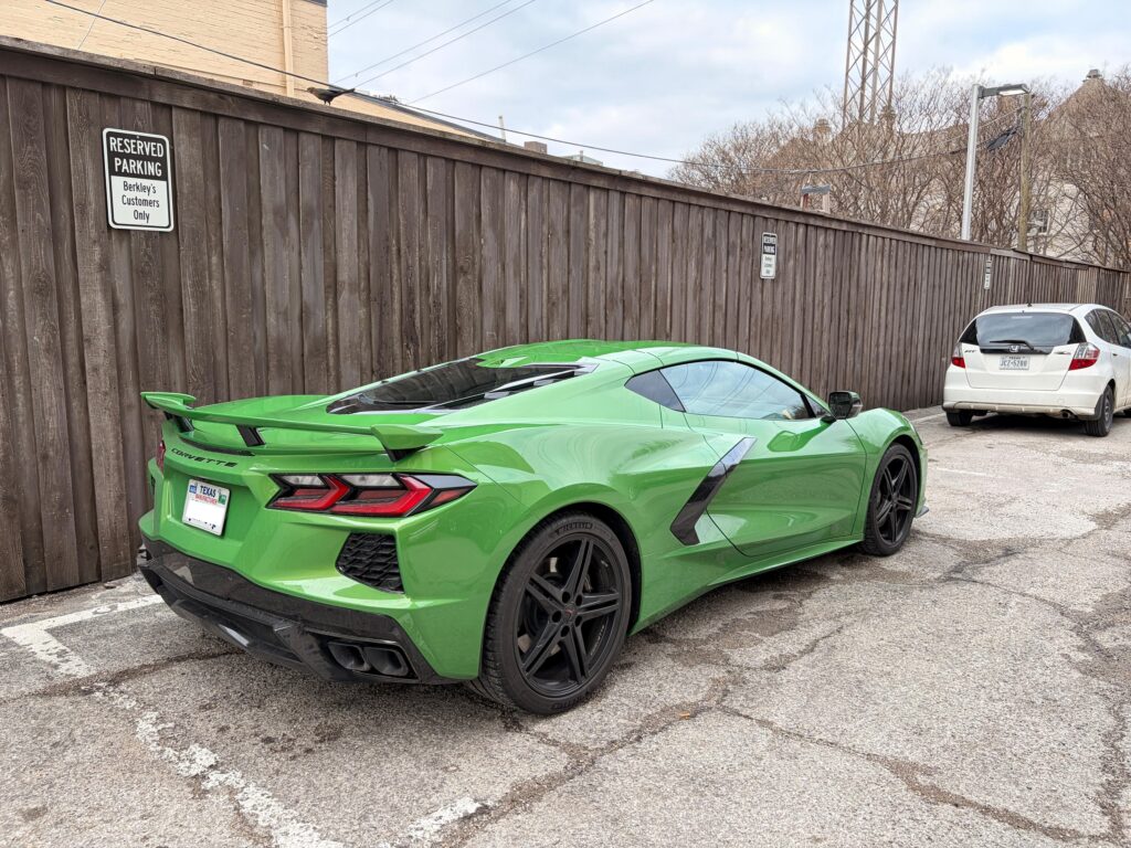 Trasera 3/4 de un Corvette Stingray 2026