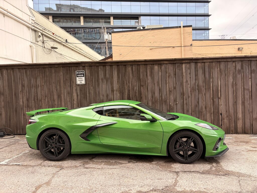 Lateral de un Corvette Coupe de 2 litros 2026