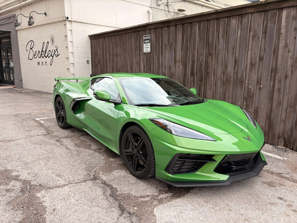 Frontal 3/4 de un Corvette verde metálico 2026