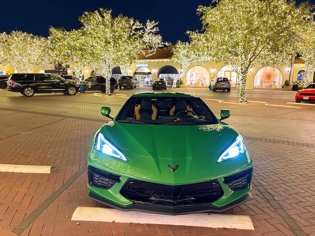 Frontal de un Corvette Stingray verde Roswell metálico