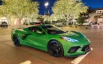 Lateral de un Corvette Stingray Coupe 2LT 2026 en color verde Roswell metálico