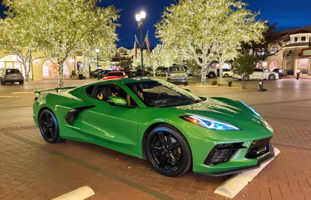 Lateral de un Corvette Stingray Coupe 2LT 2026 en color verde Roswell metálico