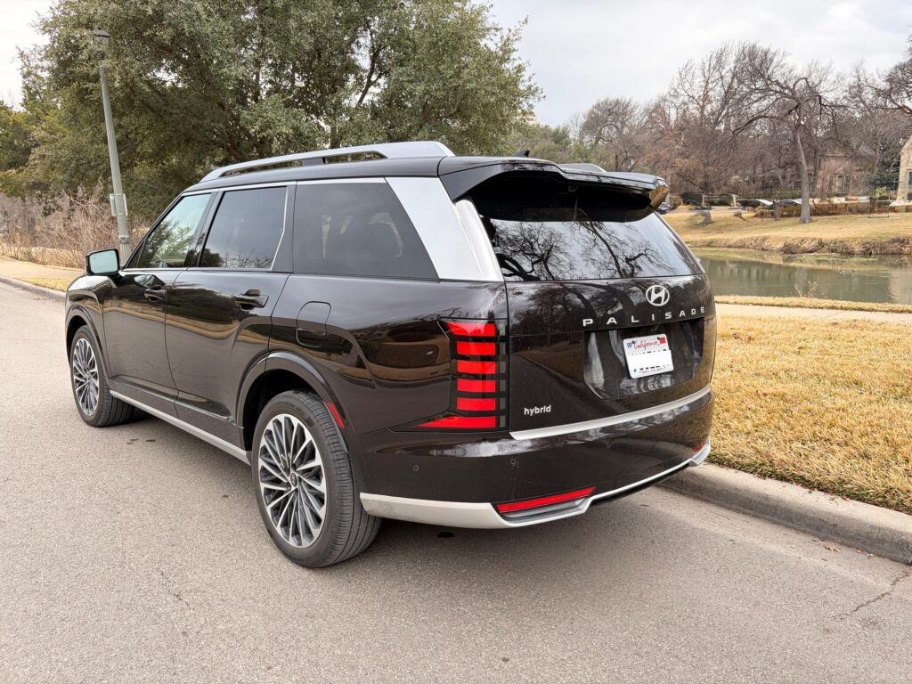 Trasera 3/4 de un Palisade Hybrid Calligraphy 2026