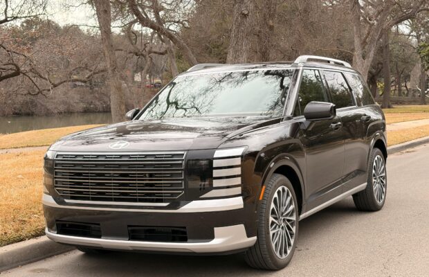 Frontal 3/4 de un Hyundai Palisade Hybrid Calligraphy AWD 2026 negro