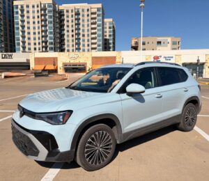 Frontal 3/4 de una Volkswagen Taos SE 2026