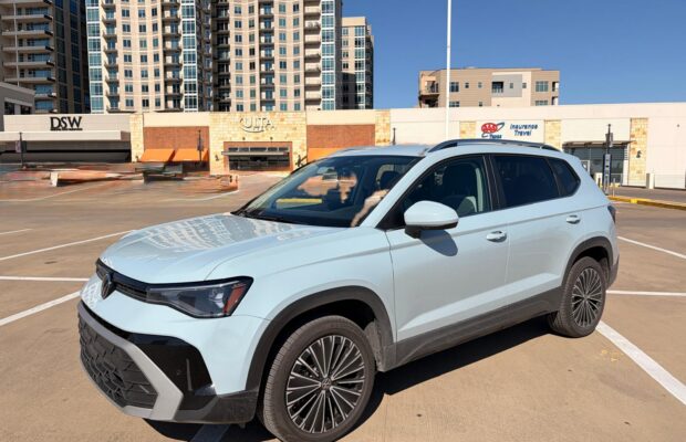 Frontal 3/4 de una Volkswagen Taos SE 2026