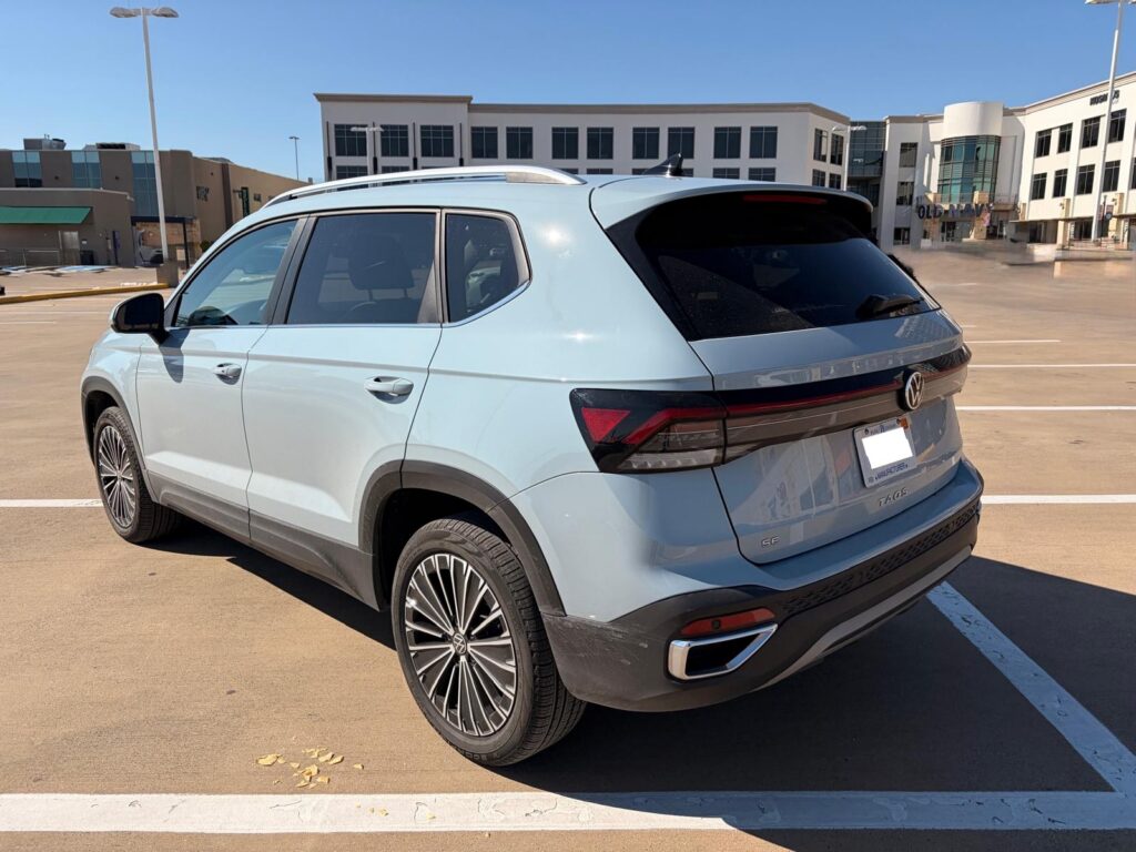 Trasera 3/4 de una Taos SE 2026