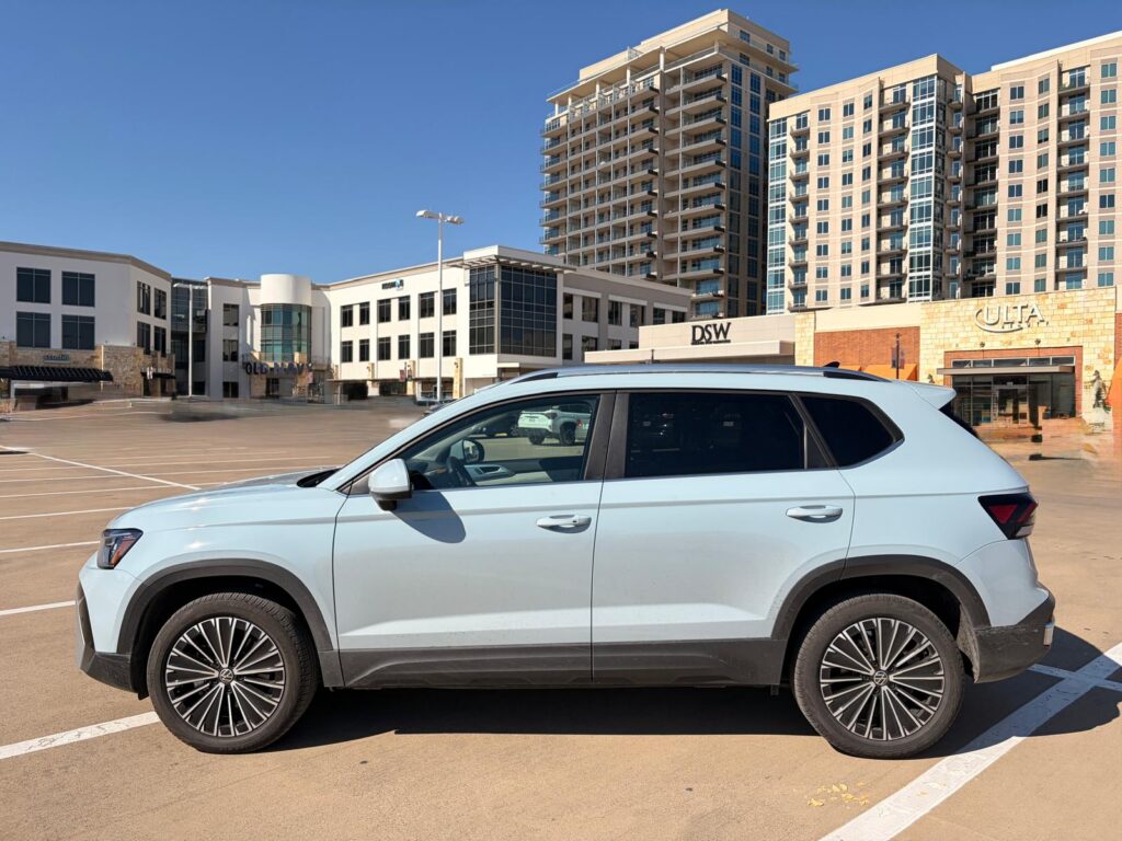 Lateral de una Volkswagen Taos SE 2026