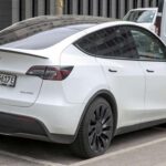 Los techos de vidrio panorámico son una de las características más llamativas y de lujo en muchos autos modernos, pero pueden convertirse en una pesadilla si no se cuidan adecuadamente. Aunque lucen impresionantes, pueden presentar serios problemas si el desagüe se obstruye o el sello se seca. Cuando esto sucede, el agua puede filtrarse hacia los lugares más inoportunos, y la reparación del cristal puede ser un gasto significativo. Además, si el cristal se agrieta o comienza a hacer ruidos molestos debido al viento o vibraciones, la sustitución de vidrio no tiene el mismo precio que el cristal de carrocería normal, lo que eleva los costos de mantenimiento.