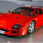 El Ferrari F40, presentado en 1987, sigue siendo uno de los deportivos más icónicos de todos los tiempos. Con un V8 biturbo de 2.9 litros, fue el primer auto de producción en superar las 200 mph, alcanzando 201 mph. Su diseño liviano con fibra de carbono y aluminio, junto a una experiencia de manejo brutalmente pura, lo convirtieron en referencia de rendimiento. Fue el último Ferrari aprobado personalmente por Enzo Ferrari, lo que elevó aún más su leyenda. Hoy es una pieza codiciada por coleccionistas y alcanza cifras altísimas en subastas.