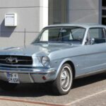 El Mustang del 65 definió el concepto de pony car con su silueta inconfundible. Su V8, la caja manual y la conducción directa lo convierten en una experiencia visceral incluso hoy. Manejar uno sigue siendo sentirse dentro del nacimiento del muscle car moderno.