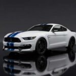 Desde su debut en 1964, el Mustang se consolidó como referente del segmento “pony car”. Versiones emblemáticas como el Boss, el GT350, el Mach 1 y el Cobra Jet construyeron una reputación basada en motores V8 atmosféricos, tracción trasera y enfoque en prestaciones puras. El desafío actual sería modernizar esa fórmula sin diluir su posicionamiento.