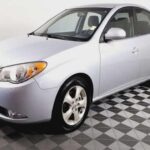El Hyundai Elantra es uno de los autos más accesibles del mercado estadounidense. Destaca por garantía extensa (5 años / 60.000 millas y 10 años / 100.000 millas en tren motriz) y una confiabilidad que hoy compite con referentes históricos del segmento.