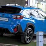 El Subaru Crosstrek continúa brillando como la mejor SUV subcompacta según CR, ahora con versión híbrida en 2026. Con 194 CV de potencia total y 36 mpg combinados, ofrece tracción total de serie y suficiente altura al suelo para salidas ligeras fuera de carretera. CR destaca su manejo seguro y su versatilidad, lo que lo convierte en una opción atractiva para quienes buscan eficiencia sin renunciar a capacidad práctica. Crosstrek