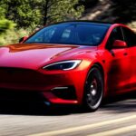 El Tesla Model 3 lidera la lista con un costo de mantenimiento estimado de solo $3,222 a 10 años. Este vehículo tiene la menor probabilidad de necesitar una reparación importante en su primera década, con solo un 8,64%. Lo que lo hace tan eficiente es su diseño simplificado, que reduce drásticamente la cantidad de piezas móviles. Además, el sistema de autodiagnóstico de Tesla avisa a los conductores solo cuando es necesario un servicio, lo que significa menos visitas al taller y menor coste de mantenimiento. El Model 3 también aprovecha el frenado regenerativo, lo que reduce el desgaste de los frenos, una característica que prolonga su vida útil y ahorra dinero.