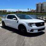 La Maverick 2025 ofrece dos opciones mecánicas. El motor 2.0 EcoBoost de 250 hp brinda gran rendimiento, mientras que la versión híbrida de 191 hp alcanza hasta 42 mpg en ciudad.

Su caja FLEXBED de 4,5 pies permite una carga útil de 1.500 libras y remolque de hasta 4.000 libras con el paquete adecuado. Incluye pantalla táctil de 8 pulgadas, Apple CarPlay y Android Auto.