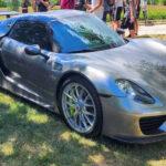 Presentado inicialmente como concept en 2010 y producido desde 2013, el 918 Spyder demostró que la tecnología híbrida también podía ser brutalmente rápida.

Combina un V8 de 4.6 litros con dos motores eléctricos, generando 887 hp y 944 lb-ft de torque. Gracias a esa configuración, acelera de 0 a 100 km/h en 2,8 segundos.