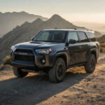 El Toyota 4Runner es conocido por su construcción robusta y su capacidad todoterreno. Aunque su consumo de combustible no es el más eficiente, su chasis de tipo camioneta y su mecánica probada lo convierten en uno de los vehículos más duraderos del mercado. Muchos propietarios destacan que puede superar fácilmente los cientos de miles de kilómetros con mantenimiento básico.