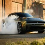 Dodge ha construido su reputación en torno a la potencia y el rendimiento, pero según Consumer Reports 2026, esto viene acompañado de problemas recurrentes. Los propietarios del Durango han reportado fallos eléctricos, fugas de aceite y deficiencias en el servicio postventa. Ningún modelo de Dodge recibió una calificación recomendada este ciclo, dejando en evidencia que el estilo y la potencia no compensan la falta de fiabilidad.