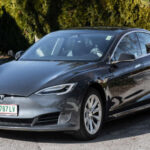 Lanzado en 2012, revolucionó el mercado eléctrico con gran autonomía, actualizaciones OTA y un enorme touchscreen central. Su diseño minimalista todavía parece moderno frente a muchos autos actuales.