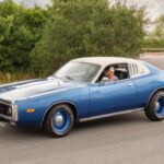 Ofrece el clásico estilo de carrocería grande y motores V8 potentes. Al ser posterior a los Charger más buscados de finales de los 60, su precio suele ser más accesible para coleccionistas que recién empiezan.