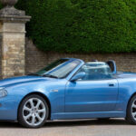 El regreso de Maserati a Estados Unidos con un V8 de 4,2 litros y 385 hp. Disponible con caja manual o automática con levas, combinaba diseño italiano y rendimiento emocionante.