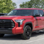 La Toyota Tundra es sinónimo de longevidad. Estudios destacan su capacidad de superar altos kilometrajes gracias a su ingeniería conservadora y trenes motrices confiables. La Tundra 2024 ofrece motor V6 turbo, controles fáciles de usar y una caja de carga resistente a golpes y abolladuras, ideal para flotas y contratistas.