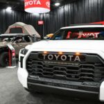 Cuando se habla de coches que mantienen su valor, Toyota juega prácticamente en otra liga. La marca japonesa ha sido reconocida como la mejor marca en valor de reventa ocho veces en los últimos nueve años, una cifra que refleja su enorme reputación en el mercado. Sus vehículos conservan alrededor del 63,6% de su valor después de cinco años, un dato extraordinario que explica por qué modelos como sus SUV, pick-ups o híbridos son tan demandados en el mercado de segunda mano.