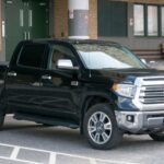 La Toyota Tundra es uno de los nombres que más se repite cuando se habla de longevidad. Fabricada por Toyota, esta pickup se beneficia de la misma reputación de fiabilidad que otros modelos de la marca. Diversos estudios sobre vehículos de larga duración indican que los modelos de Toyota tienen una alta probabilidad de superar las 250.000 millas, algo que también se refleja en la Tundra. Para muchos propietarios, significa una camioneta capaz de acumular años de trabajo duro sin convertirse en una fuente constante de reparaciones.