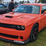 El Dodge Challenger SRT Hellcat redefinió el concepto moderno de muscle car. Equipado con un motor HEMI V8 supercargado de 6.2 litros que desarrolla 707 caballos de potencia, este modelo parecía impresionante incluso sobre el papel. Sin embargo, en la práctica superó muchas expectativas al acelerar de 0 a 100 km/h en apenas 3,6 segundos. A pesar de su gran peso, el Hellcat demostró que podía ofrecer un rendimiento brutal tanto en circuito como en carretera.