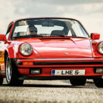La generación G del Porsche 911 marcó el inicio de una nueva etapa para el icónico deportivo alemán. A pesar de múltiples evoluciones durante los años siguientes, el motor bóxer de seis cilindros se mantuvo como el corazón del modelo. En 1974 apareció la versión turbo, conocida como 911 Turbo o 930, famosa por su aceleración impresionante y un comportamiento exigente en curvas.