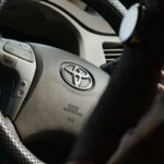 El Toyota Sera es un auto muy particular que se produjo entre 1990 y 1995. Aunque sus famosas puertas tipo “alas de mariposa” lo hacen llamativo, muchos expertos consideran que no vale la pena importarlo. Su motor de 1.5 litros ofrece un rendimiento modesto y su construcción no es especialmente robusta, lo que genera dudas sobre su durabilidad después de más de dos décadas.