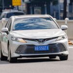 El Toyota Camry es considerado por muchos mecánicos y expertos como uno de los coches más fiables jamás construidos. RepairPal le otorgó una calificación de 4.0 sobre 5 en fiabilidad, y generaciones como la de 2001 se han vuelto legendarias entre los propietarios, con unidades que superan las 200.000 millas sin dificultad. La ingeniería meticulosa de Toyota, con componentes de alta calidad como conectores de cobre en lugar de plástico, ha llevado a que muchos lo apoden “el coche cucaracha”, prácticamente indestructible.