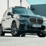 La marca alemana rediseñó su identidad durante más de una década para adaptarse al mercado chino, su principal fuente de ventas. Bajo la dirección de Adrian van Hooydonk, apostó por parrillas gigantes y diseños polarizantes, priorizando ese mercado por encima del gusto global.