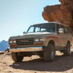 El Toyota Land Cruiser es, para muchos mecánicos, el estándar de oro en durabilidad automotriz. Diseñado para sobrevivir en los entornos más hostiles del planeta, su ingeniería sobredimensionada y su mecánica sencilla hacen que sea habitual verlo superar las 300.000 millas sin grandes averías. Su transmisión robusta y motores probados lo convierten en una apuesta segura incluso en condiciones extremas, algo que lo ha hecho indispensable en regiones remotas del mundo.