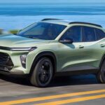 El Chevrolet Trax LT 2026 se ha convertido en uno de los SUV más interesantes del mercado por su relación entre precio y equipamiento. Con un precio inicial cercano a 23.200 dólares, esta versión añade detalles que elevan claramente su percepción de calidad.

Entre sus características destacan una pantalla táctil de 11 pulgadas, arranque remoto, encendido sin llave y conectividad inalámbrica con Apple CarPlay y Android Auto. Además, el interior ofrece más espacio que la generación anterior y puede equipar techo corredizo eléctrico, un detalle que aporta una sensación mucho más premium al habitáculo.