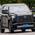 El Toyota Sequoia lidera la lista con una probabilidad del 39,1% de superar las 200.000 millas, 8,1 veces la media del sector. Este SUV de gran tamaño combina la robustez de un camión con capacidad familiar. Propietarios han registrado más de 300.000 millas en motores y transmisiones originales, y su V8 junto con la caja de cambios de 4 velocidades han demostrado ser prácticamente indestructibles, estableciendo un estándar para los SUV de alto kilometraje.