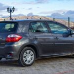 Toyota continúa demostrando su liderazgo con el RAV4, especialmente en su versión híbrida. Este SUV combina eficiencia de combustible con un diseño moderno y práctico, ideal para familias o conductores urbanos. La incorporación del motor híbrido actualizado para 2022 refuerza su reputación de fiabilidad, y los expertos destacan que su rendimiento mantiene la delantera frente a otros híbridos compactos del mercado. Su posición elevada y la experiencia de conducción cómoda lo convierten en una opción equilibrada y segura para 2026.