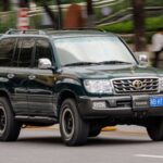 Toyota sigue marcando la pauta con el Land Cruiser, famoso por su durabilidad y fiabilidad excepcionales. Este SUV puede recorrer cientos de miles de kilómetros sin problemas mayores gracias a su construcción robusta y componentes de alta calidad. Además, sus capacidades todoterreno reducen el desgaste, mientras que su motor está diseñado para mantener un rendimiento sólido durante largos periodos de uso, consolidándolo como una opción versátil y confiable.