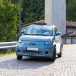 Los EV compactos pueden ser divertidos y fáciles de aparcar, pero su autonomía real puede decepcionar. El Fiat 500e alcanza entre 141 y 149 millas por carga, mientras que el MINI Countryman SE ALL4 ofrece 204–212 millas según el tamaño de sus ruedas. Pruebas de Car and Driver a 75 mph redujeron la autonomía del Countryman a 180 millas, lo que significa que los viajes por autopista podrían requerir cargas más frecuentes que en vehículos de mayor alcance.
