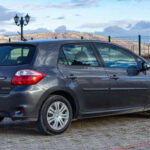 El Toyota RAV4 continúa siendo uno de los referentes del segmento gracias a su evolución constante. Su versión híbrida destaca por ofrecer una excelente eficiencia sin sacrificar rendimiento, consolidándose como una de las opciones más equilibradas frente a sus rivales. Su fiabilidad y bajo coste de mantenimiento siguen siendo claves en su éxito.