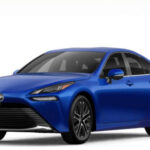 El Toyota Mirai es el ejemplo perfecto de una gran idea mal ejecutada en la práctica. Su tecnología de hidrógeno depende de una infraestructura extremadamente limitada, lo que hace que su uso diario sea inviable para la mayoría. Sin estaciones de repostaje cercanas, se convierte prácticamente en un coche inutilizable.