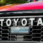 Toyota encabeza la lista según Consumer Reports. Con bajo consumo, seguridad de serie y experiencia de conducción fluida, sus modelos híbridos y eléctricos destacan en fiabilidad. El 4Runner y el Corolla Cross 2026 lideran la gama en durabilidad, con precios entre $25,035 y $68,200. Toyota mantiene un valor de reventa sólido, con solo un 17,6% de depreciación en el primer año y una probabilidad 9,66% menor de reparaciones importantes en 10 años.
