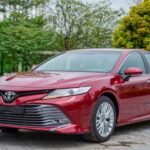 El Camry sigue siendo uno de los coches más confiables de la industria. Comprar uno usado significa tener un vehículo con bajo mantenimiento y pocas sorpresas mecánicas. Aunque su precio de reventa es alto, no tendrás que gastar mucho en reparaciones.