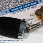 Si el coche tiene un título de vehículo marcado, es una alerta inmediata. Este tipo de título suele indicar que el vehículo ha sufrido daños graves y ha sido reconstruido, o que el odómetro ha sido manipulado. Antes de comprar, investiga la razón del título marcado y decide si el coche realmente vale la inversión. Ignorar este detalle puede derivar en problemas serios a largo plazo.