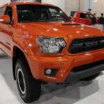 El Toyota Tacoma es famoso por su construcción sólida y fiabilidad excepcional. Modelos de 2005 a 2015 superan los 200.000 kilómetros sin problemas graves. Su motor resistente y su chasis duradero soportan aventuras todoterreno y uso diario, manteniendo además un alto valor de reventa. La combinación de diseño compacto y capacidad todoterreno lo convierte en un favorito entre los aficionados a los pickups.