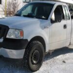 Aunque el Ford F-150 sigue siendo un clásico y uno de los pickups más vendidos de Estados Unidos, ciertos modelos de mediados de la década de 2000 con motores 4.6L y 5.4L Triton V8 presentaron fallos recurrentes. Los conductores reportaron bujías rotas, fugas en los colectores de escape y problemas con la bomba de combustible, lo que generó reparaciones costosas y afectó temporalmente la reputación de un vehículo legendario.