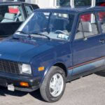 Barato pero problemático. Con apenas 55 CV, tenía dificultades incluso en autopista. Su mala calidad de construcción lo convirtió en un símbolo de poca fiabilidad en Estados Unidos.