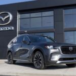 El Mazda CX-90 PHEV, con un precio inicial de $50,495 y autonomía de 500 millas, solo logra que un 34% de sus propietarios compraría de nuevo. Aunque puede alojar hasta siete pasajeros, la combinación de alto costo y experiencias de conducción mixtas ha generado una percepción negativa entre los usuarios.
