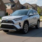 El Toyota RAV4 Hybrid se ha ganado una sólida reputación por su fiabilidad y eficiencia. Con un motor híbrido que se adapta perfectamente a la rutina diaria, el RAV4 se convierte en una opción ideal para quienes buscan un vehículo práctico y económico. La suavidad del motor híbrido en arranques y su eficiencia en combustible le dan un toque de distinción, aunque a veces se siente como un modelo común en las calles. La falta de emoción al conducir puede ser un inconveniente para quienes buscan algo más emocionante. A pesar de ser una opción confiable, no es el más emocionante del mercado.